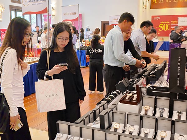 ຝູງລູກຄ້າທີ່ຄຶກຄື້ນໄດ້ເຂົ້າຮ່ວມການຊື້ເຄື່ອງຢູ່ທີ່ Da Nang Mega Sale 2025. Nhộn nhịp khách hàng tham gia mua sắm tại Đà Nẵng Mega Sale 2025.