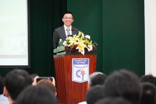 Giáo sư Nhật khuyên sinh viên đừng sợ mắc lỗi khi giao tiếp tiếng Anh - Ảnh 1.