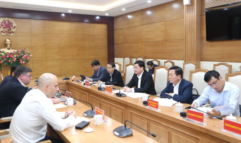 Mai Xuan Liem, den faste nestlederen i den provinsielle folkekomiteen, mottok og samarbeidet med delegasjonen fra AsterAuto Vietnam Company.