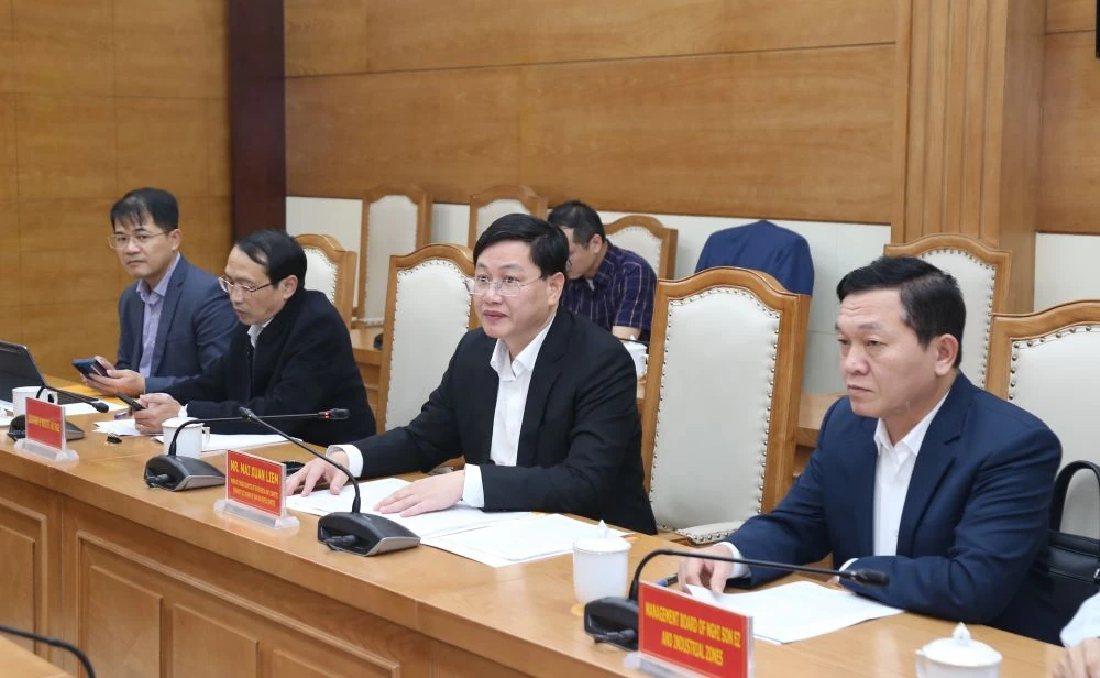 Mai Xuan Liem, den faste nestlederen i den provinsielle folkekomiteen, mottok og samarbeidet med delegasjonen fra AsterAuto Vietnam Company.