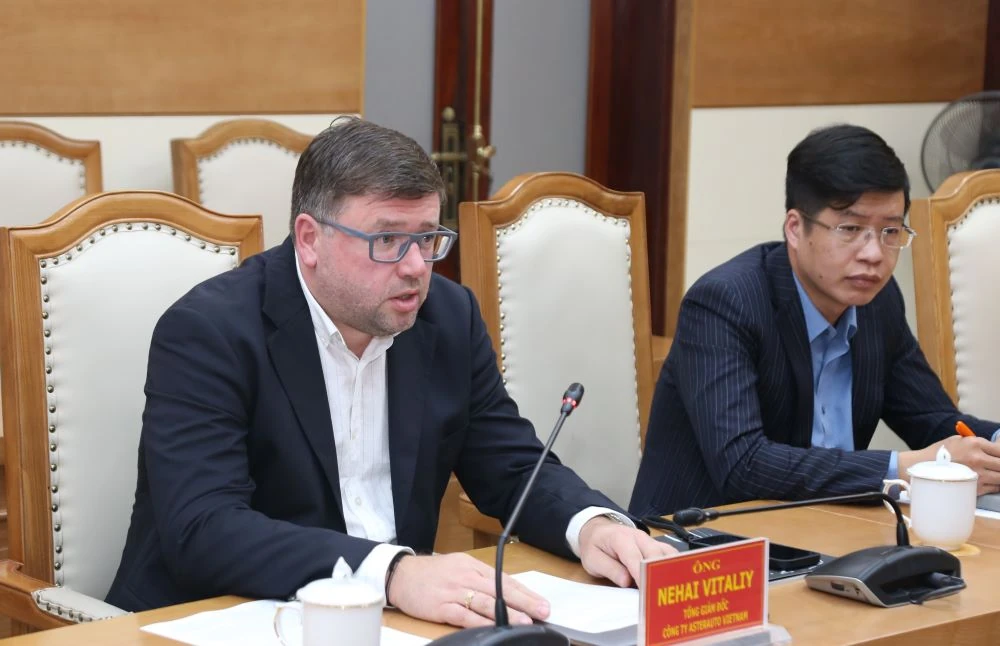 Mai Xuan Liem, den faste nestlederen i den provinsielle folkekomiteen, mottok og samarbeidet med delegasjonen fra AsterAuto Vietnam Company.