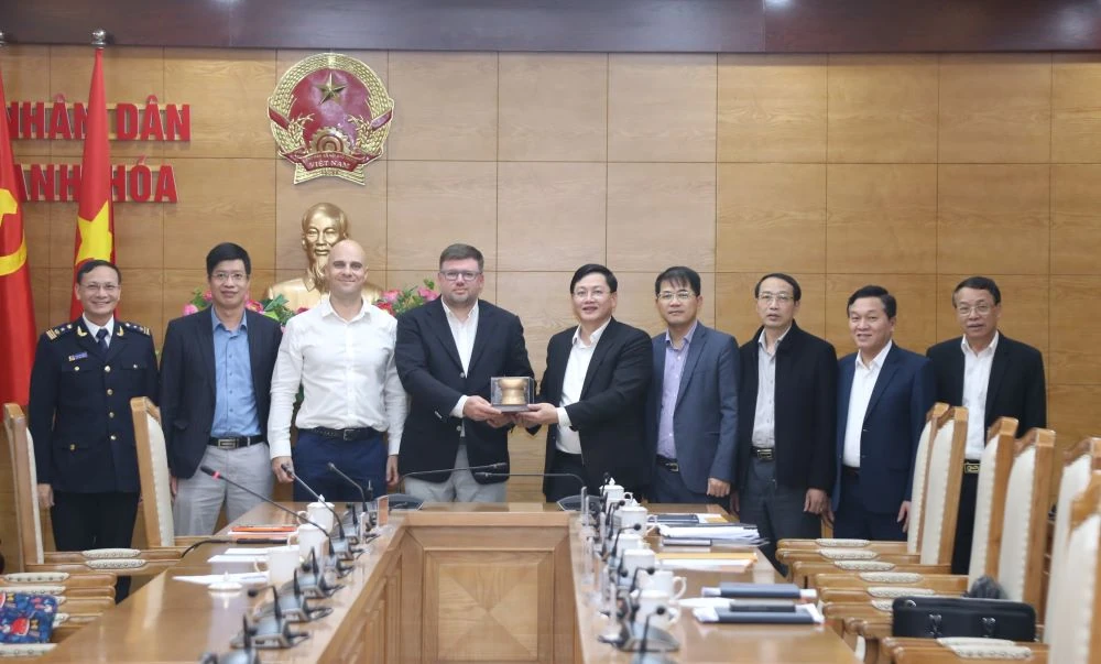 Mai Xuan Liem, den faste nestlederen i den provinsielle folkekomiteen, mottok og samarbeidet med delegasjonen fra AsterAuto Vietnam Company.