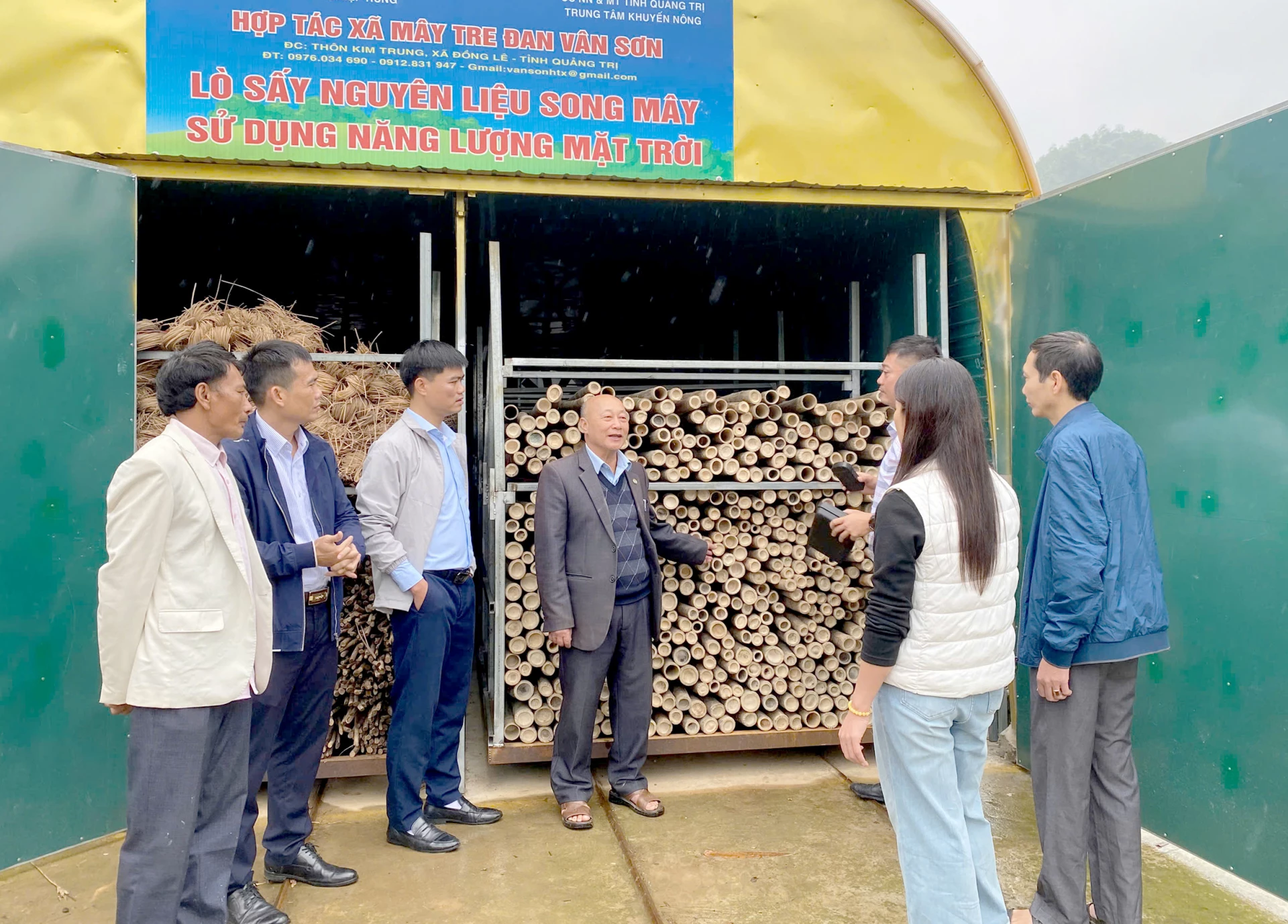 Praktikanterna besöker och lär sig på Van Son Bamboo and Rattan Weaving Cooperative - Foto: T. Long.