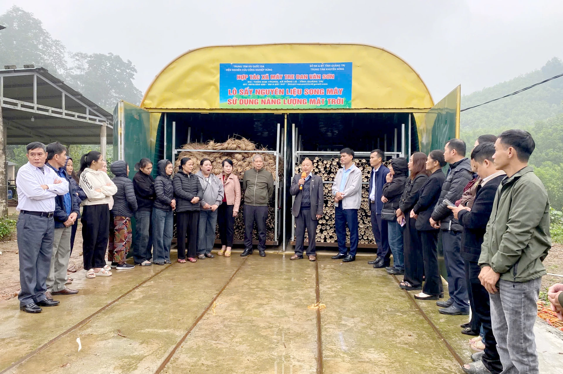 Praktikanterna besöker och lär sig på Van Son Bamboo and Rattan Weaving Cooperative - Foto: T. Long.