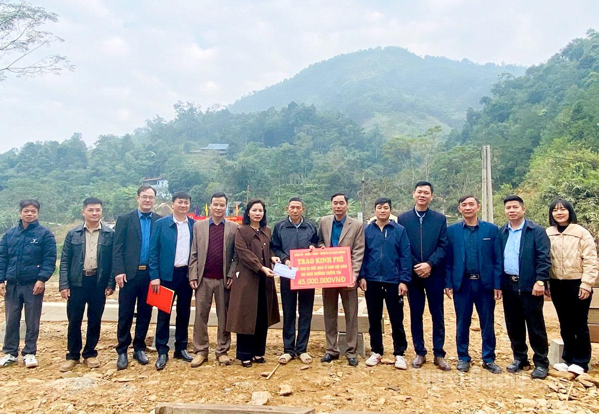 Przywódcy gminy Ngoc Duong przekazali rodzinie pana Ly Van Keo ze wsi Na Bau fundusze na pomoc w relokacji.