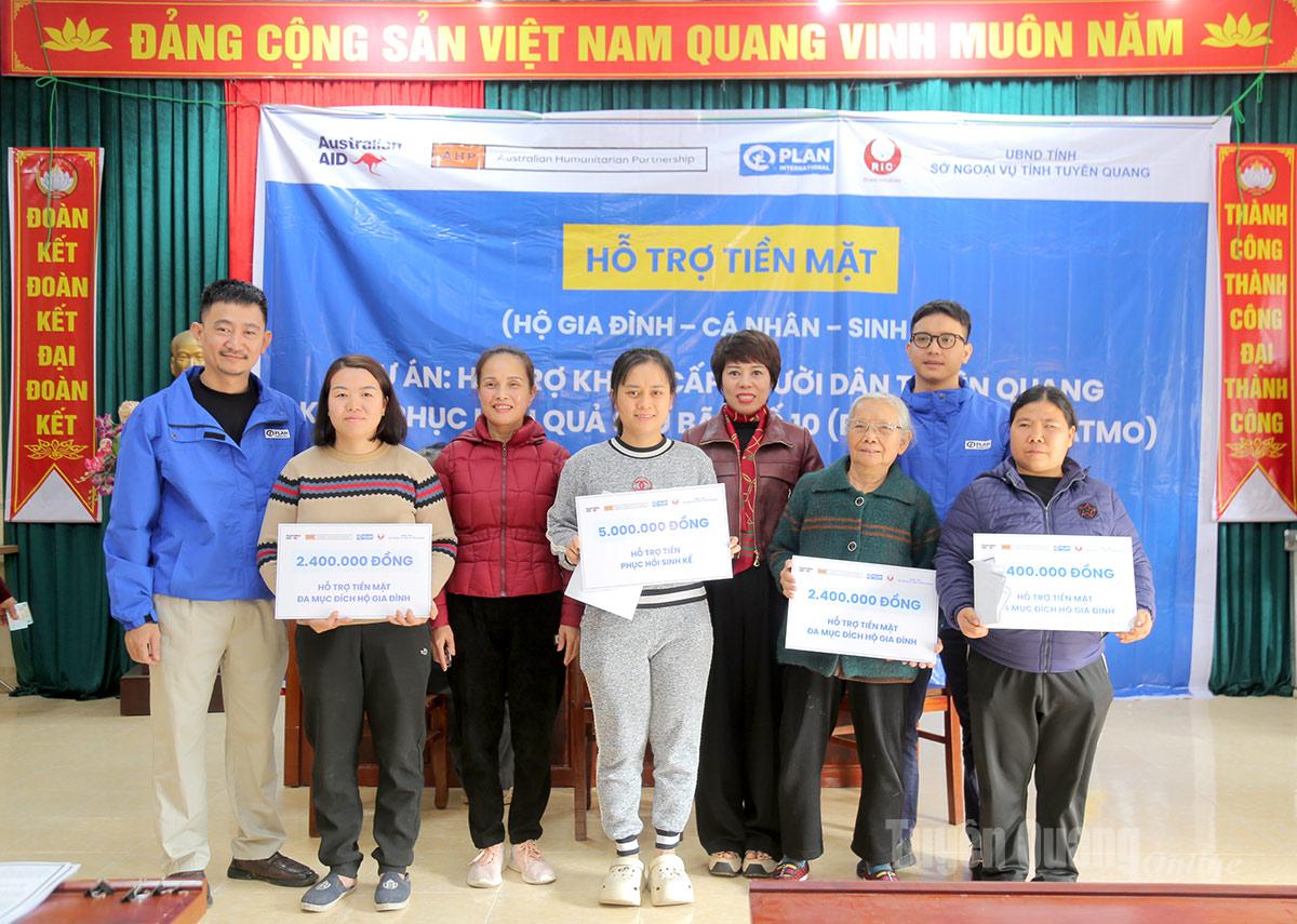 El programa proporciona asistencia en efectivo a los residentes del barrio Ha Giang 2 para ayudarlos a superar las consecuencias de los desastres naturales.