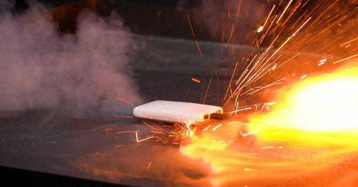 Ιαπωνία: 120 επισκέπτες εκκενώθηκαν από ξενοδοχείο στο Κιότο μετά από πυρκαγιά σε φορητό power bank - Φωτογραφία 1. sạc dự phòng - Ảnh 1.