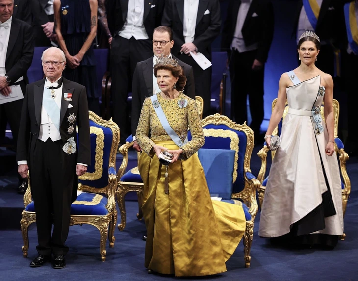 Long trọng lễ trao Giải Nobel 2025, chủ nhân Nobel Hòa bình đến Na Uy - Ảnh 1.