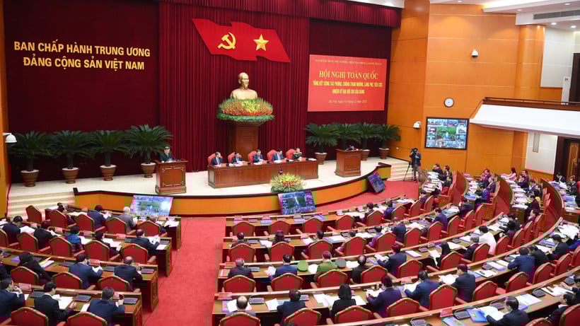 การประชุมระดับชาติสรุปผลการดำเนินงานด้านการป้องกันและปราบปรามการทุจริต การสิ้นเปลือง และปรากฏการณ์เชิงลบในช่วงวาระการประชุมพรรคคอมมิวนิสต์จีนครั้งที่ 13 (ภาพ: ดัง โคอา)