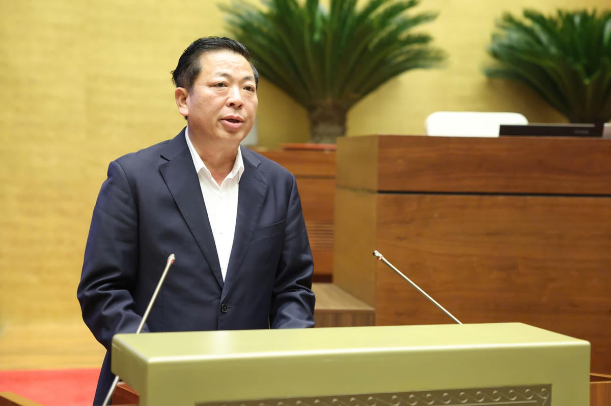 Міністр будівництва Чан Хонг Мінь представляє звіт, у якому пояснює, отримує відгуки та переглядає проект Резолюції Національних зборів щодо інвестиційної політики проекту будівництва Міжнародного аеропорту Гія Бінь. Фото: Куанг Вінь.