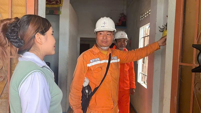 Melaksanakan Kempen Quang Trung: 'Di mana rumah dipulihkan, elektrik akan disediakan' - Foto 1. Triển khai Chiến dịch Quang Trung: 'Khôi phục nhà đến đâu, điện có tới đó'- Ảnh 1.