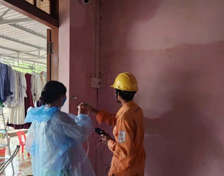 Melaksanakan Kempen Quang Trung: 'Di mana rumah dipulihkan, elektrik akan disediakan' - Foto 2. Triển khai Chiến dịch Quang Trung: 'Khôi phục nhà đến đâu, điện có tới đó'- Ảnh 2.