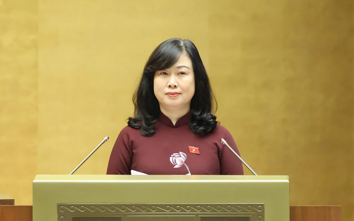 Helseminister Dao Hong Lan presenterer en sammendragsrapport om noen viktige problemstillinger i forklaringen av revisjonene av utkastet til resolusjon. Foto: Quang Vinh