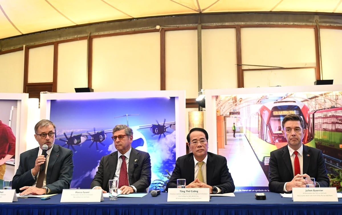 Dari kiri ke kanan: Duta Perancis ke Vietnam, Duta Brazil ke Vietnam, Pengarah Jabatan Perubahan Iklim (Kementerian Pertanian dan Alam Sekitar), Duta Delegasi EU ke Vietnam. Foto: Kieu Chi. Từ trái sang: Đại sứ Pháp tại Việt Nam, Đại sứ Brazil tại Việt Nam, Cục trưởng Cục Biến đổi khí hậu (Bộ NN-MT), Đại sứ Phái đoàn EU tại Việt Nam. Ảnh: Kiều Chi.