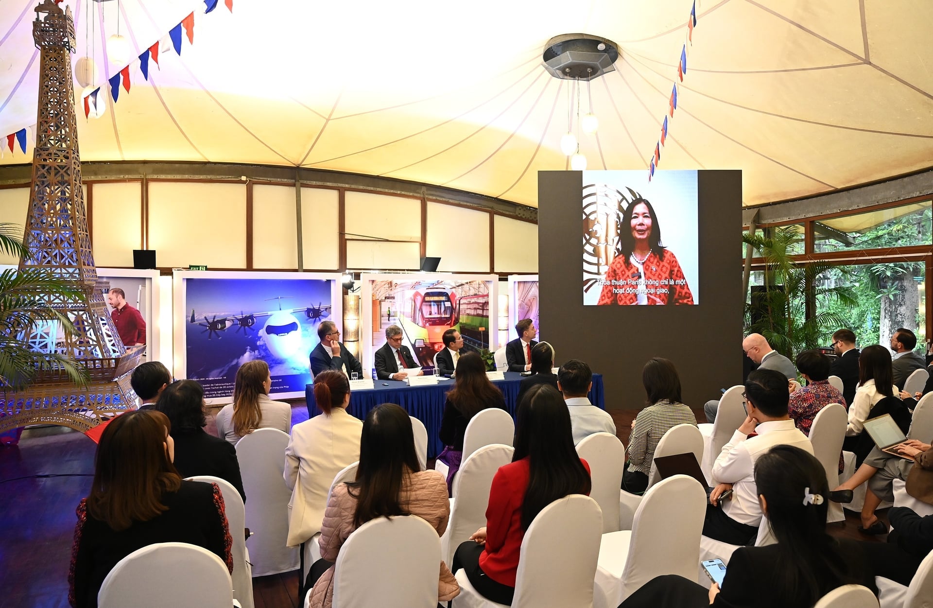 Penyelaras Residen Pertubuhan Bangsa-Bangsa Bersatu di Vietnam, Pauline Tamesis, menyampaikan perutusan pada majlis memperingati ulang tahun ke-10 COP21 dan Perjanjian Paris mengenai perubahan iklim. Foto: Kieu Chi. Điều phối viên thường trú Liên hợp quốc tại Việt Nam Pauline Tamesis phát biểu thông điệp tại Lễ kỷ niệm 10 năm Hội nghị COP21 và Thỏa thuận Paris về biến đổi khí hậu. Ảnh: Kiều Chi.