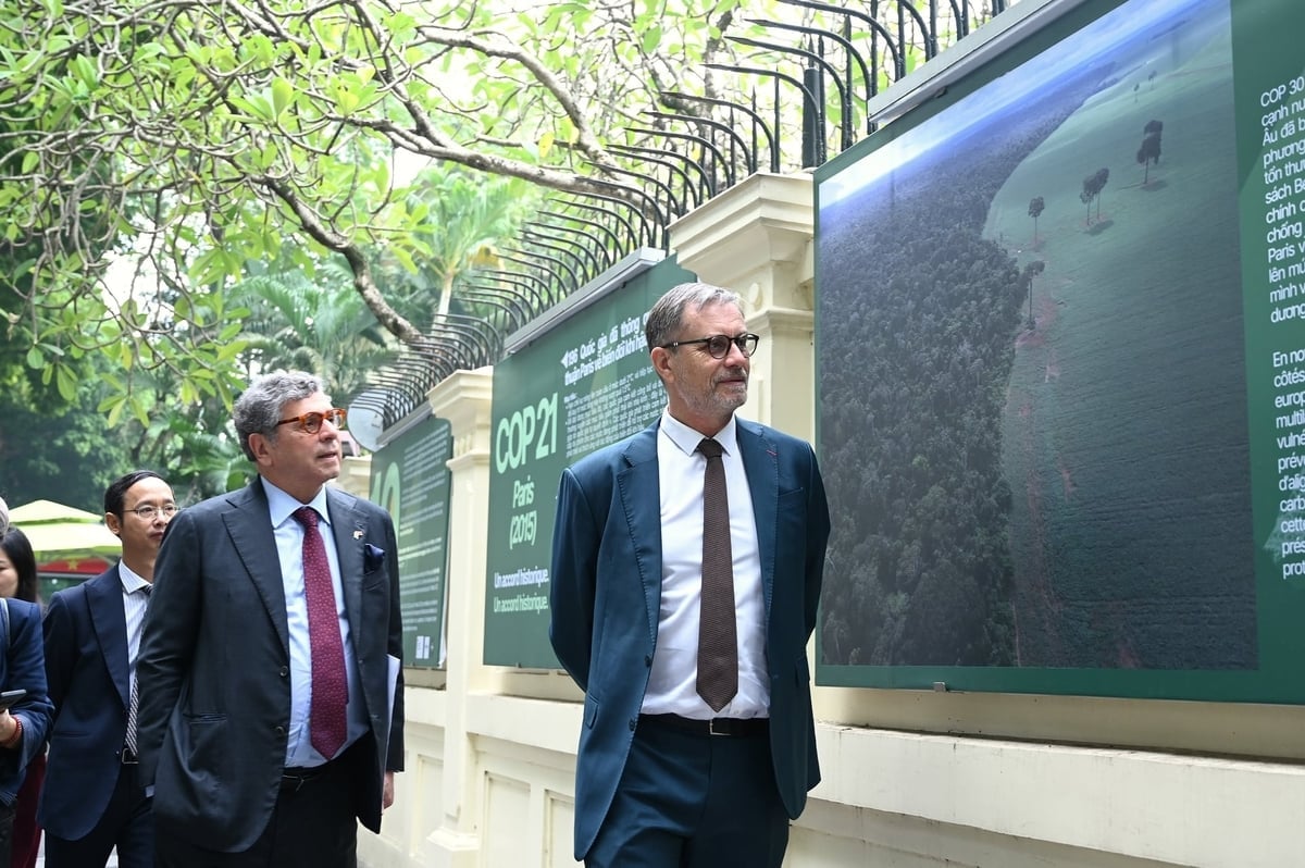 Duta Perancis Olivier Brochet dan Duta Brazil Marco Farani melawat dan memberi taklimat kepada akhbar mengenai projek yang bertujuan untuk meningkatkan daya tahan Vietnam terhadap perubahan iklim. Foto: Kieu Chi. Đại sứ Pháp Olivier Brochet và Đại sứ Brazil Marco Farani tham quan và giới thiệu với báo chí về các dự án tăng khả năng chống chịu của Việt Nam trước biến đổi khí hậu. Ảnh: Kiều Chi.