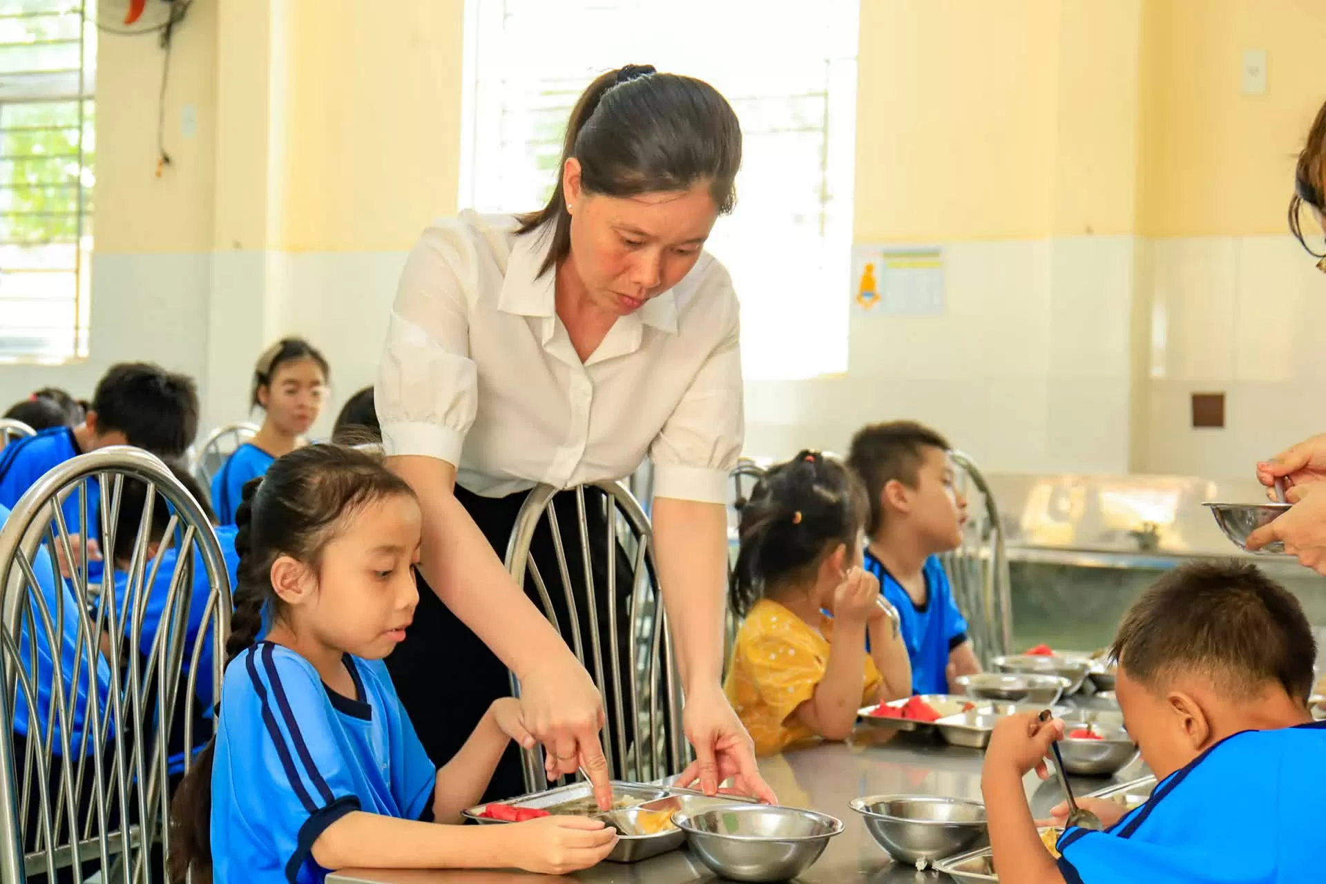 Предложение о предоставлении всесторонней поддержки, от питания до школьных принадлежностей, малообеспеченным учащимся в Хошимине. Đề xuất hỗ trợ trọn gói từ bữa ăn đến học phẩm cho học sinh nghèo ở TP. Hồ Chí Minh