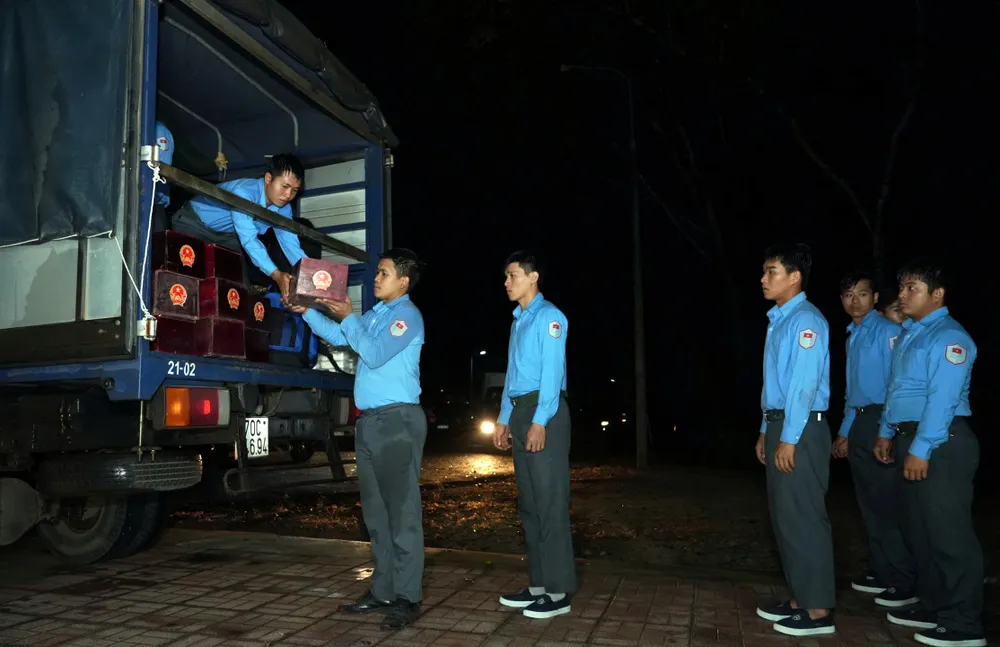 カンボジアで亡くなったベトナム義勇兵や専門家の遺骨を受け入れる。