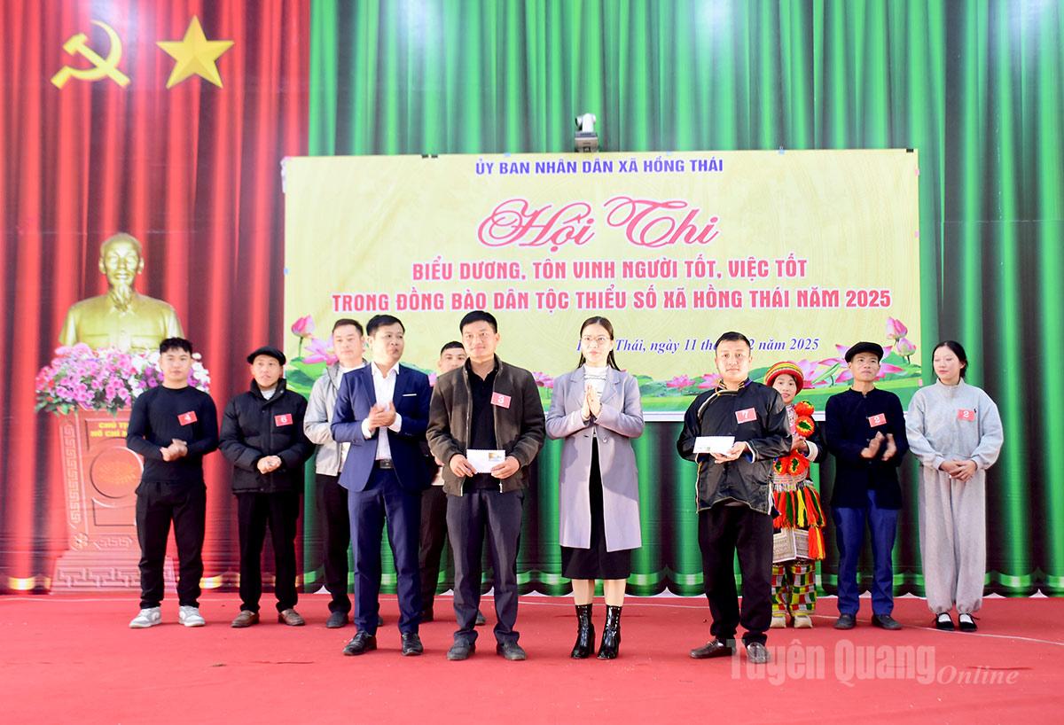 הוועדה המארגנת העניקה את הפרס הראשון לקבוצה מכפר פיה צ'אנג - נא קון.