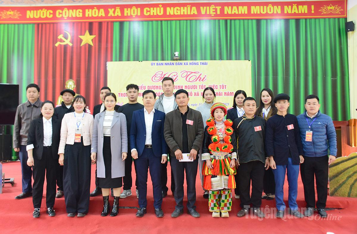 ועדת הארגון צילמה תמונות עם הקבוצות המשתתפות בתחרות כדי לשבח ולהוקיר אנשים טובים ומעשים טובים בקרב קהילות מיעוטים אתניים.