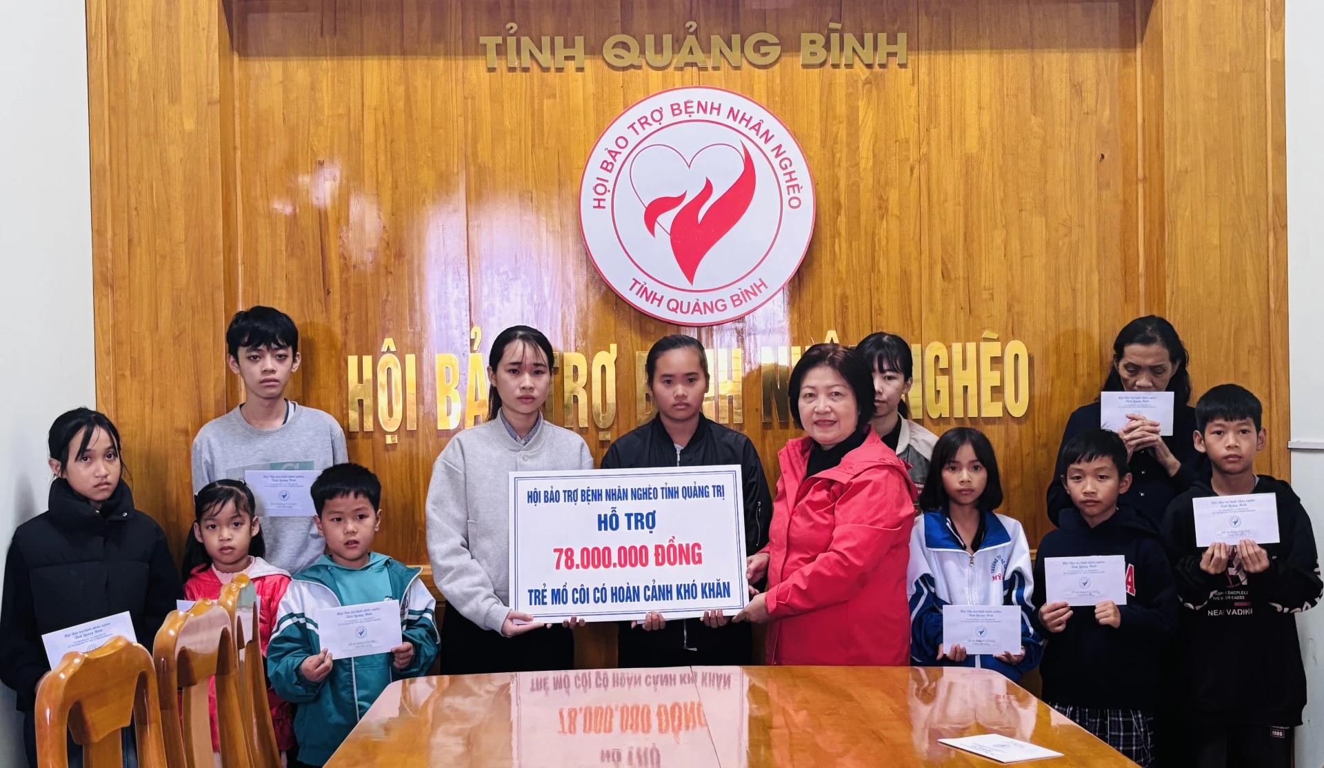 गरीब मरीजों की सहायता के लिए प्रांतीय संघ के प्रतिनिधियों ने 13 अनाथ बच्चों को सहायता प्रदान की - फोटो: के.एच.