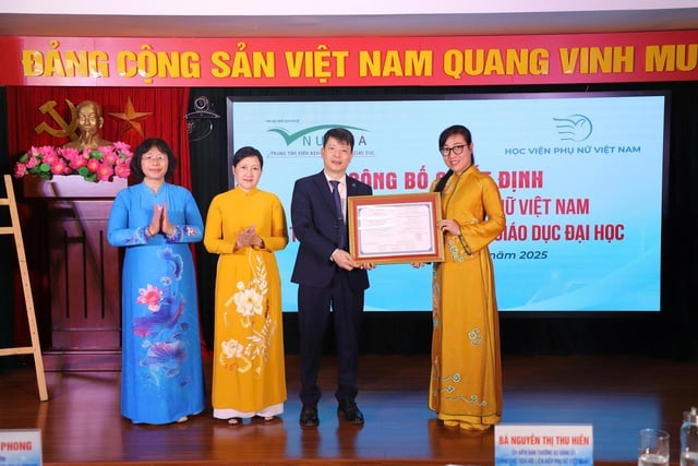 Akademi Wanita Vietnam menerima keputusan mengenai akreditasi kualiti untuk institusi pendidikan, kitaran 2 - Foto 1. Học viện Phụ nữ Việt Nam nhận quyết định kiểm định chất lượng cơ sở giáo dục chu kỳ 2- Ảnh 1.
