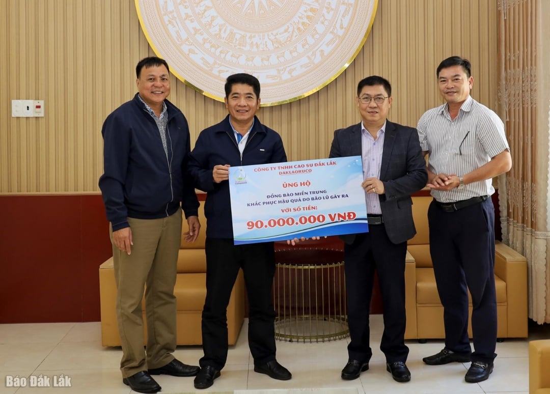 Representanter från Dak Lak Rubber Company Limited donerade 90 miljoner VND för att stödja människor som drabbats av översvämningar och kraftiga regn.