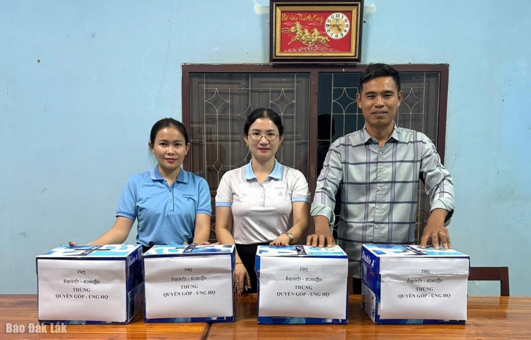 Laotiska arbetare donerade för att stödja kvinnorna i de översvämningsdrabbade områdena.