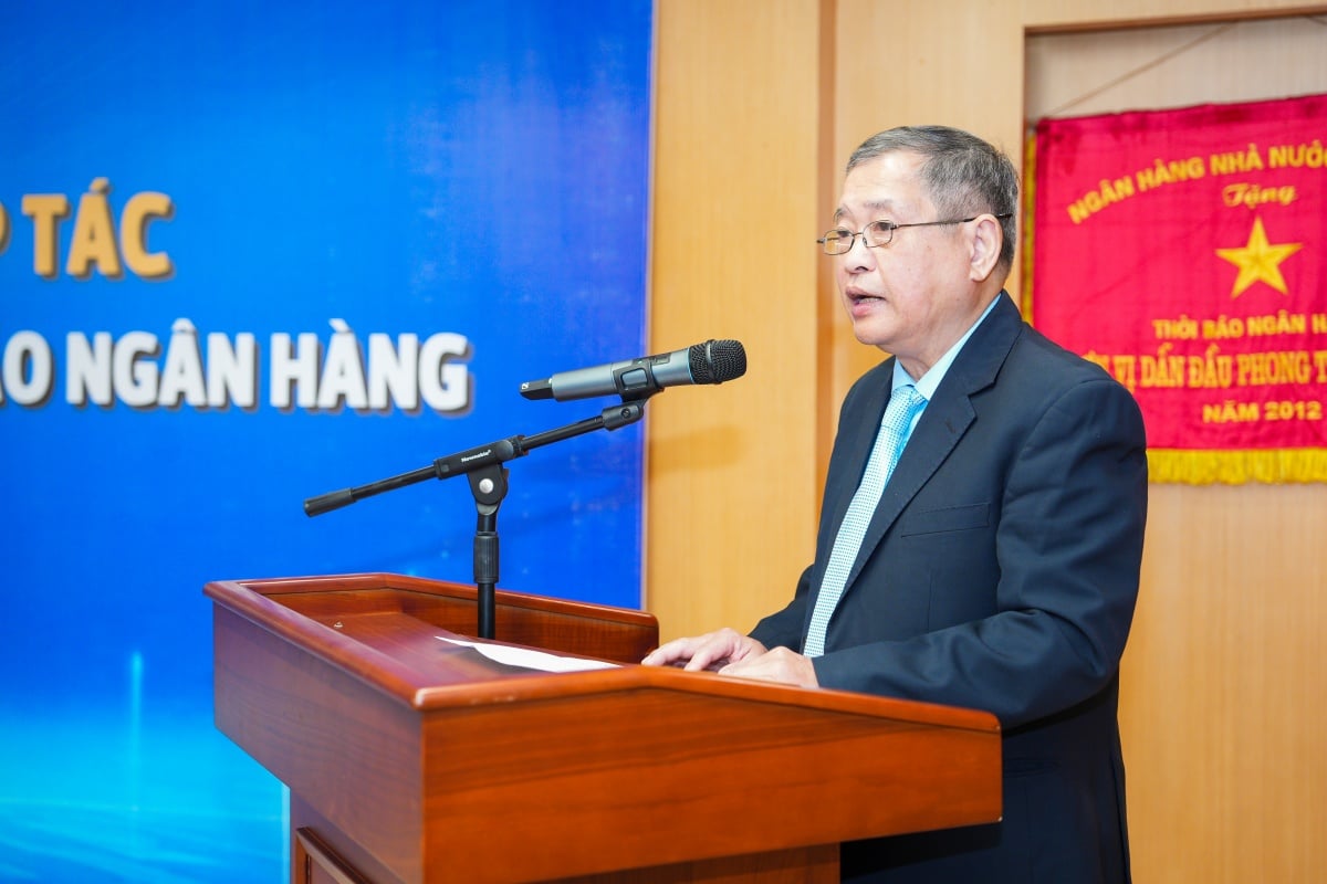 پیپلز کریڈٹ فنڈ ایسوسی ایشن کے جنرل سیکرٹری مسٹر Nguyen Duc Dung نے ورکنگ سیشن سے خطاب کیا۔ Ông Nguyễn Đức Dũng, Tổng Thư ký Hiệp hội Quỹ Tín dụng Nhân dân trao đổi tại buổi làm việc