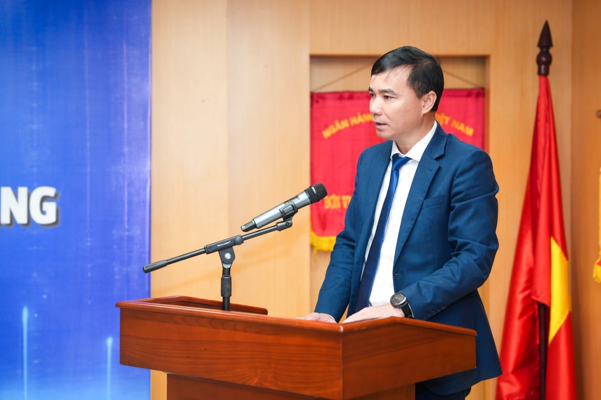 مسٹر ٹران ٹرنگ تھونگ - ڈپٹی ایڈیٹر انچیف نے بینکنگ ٹائمز کی تصدیق کی۔ ông Trần Trung Thượng - Phó Tổng Biên tập khẳng định Thời báo Ngân hàng