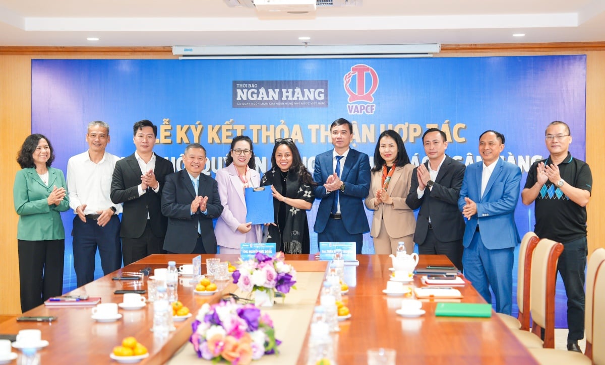 ویتنام ایسوسی ایشن آف پیپلز کریڈٹ فنڈز اور بینکنگ ٹائمز نے ایک جامع تعاون کے معاہدے پر دستخط کیے۔ Hiệp hội QTDND Việt Nam và Thời báo Ngân hàng ký kết hợp tác toàn diện