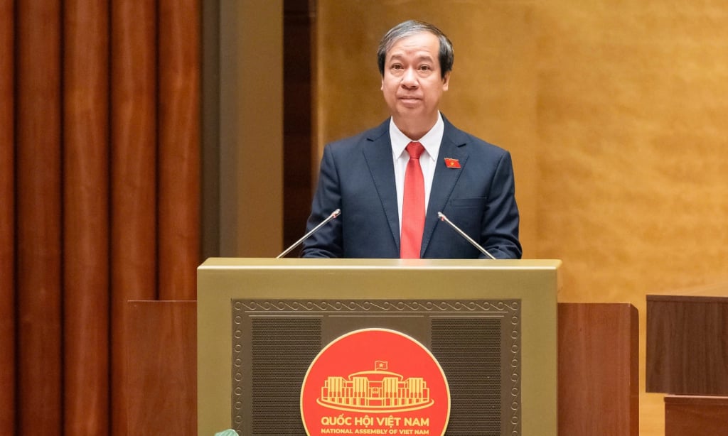 Nguyen Kim Son oktatási és képzési miniszter jelentést tartott a törvény elfogadásáról és magyarázatáról, mielőtt a nemzetgyűlés december 10-én reggel elfogadta a törvényt. Fotó: Hoang Phong