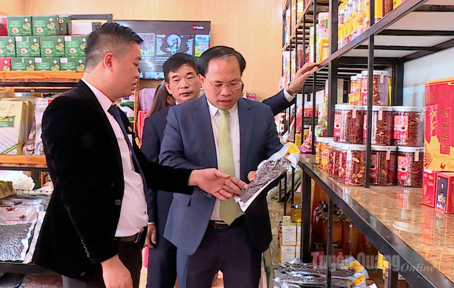 Na Hang Komünü Parti Komitesi liderleri standı ziyaret etti.