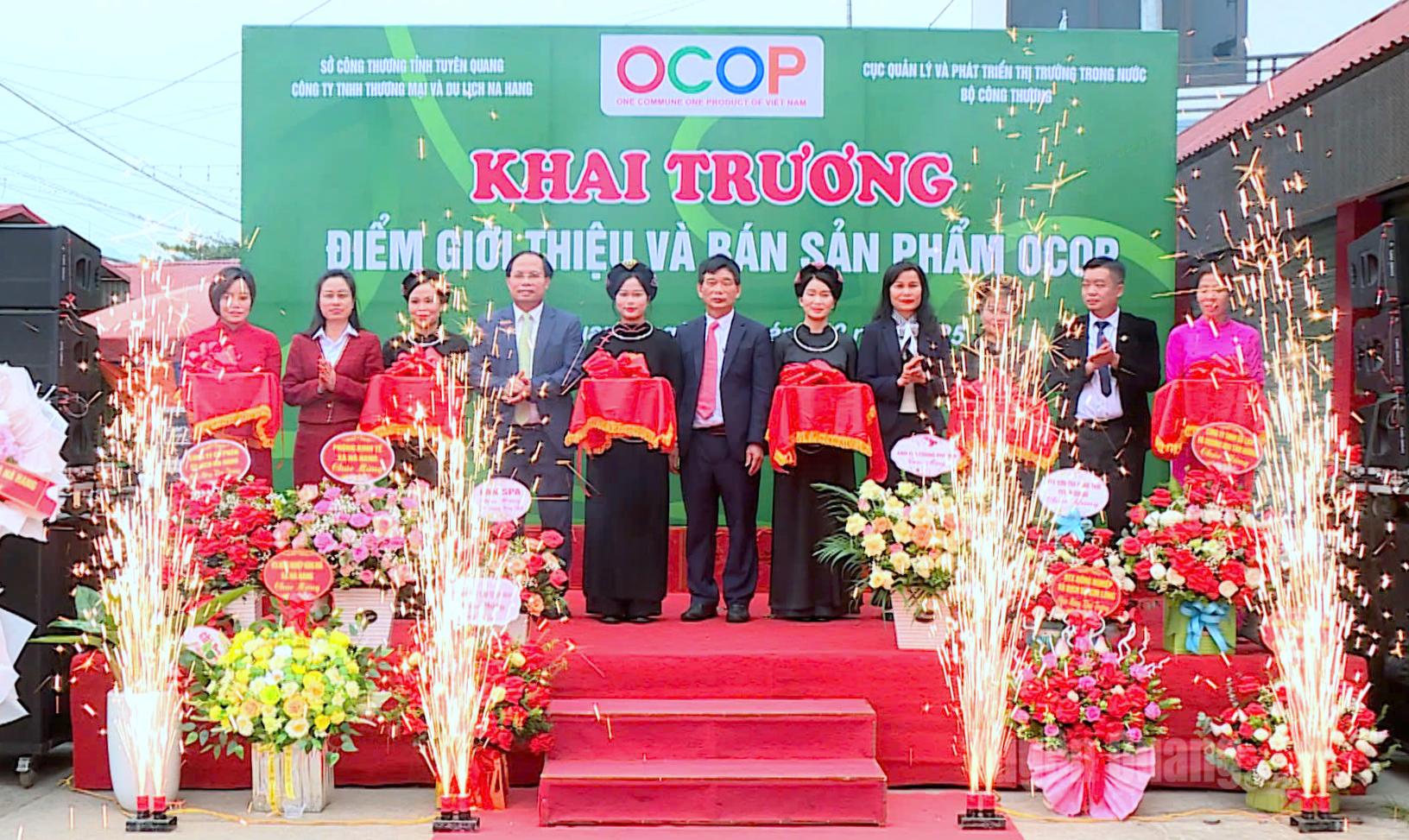 Delegeler, OCOP ürün teşhir salonu ve satış noktasının açılış törenine katıldı.