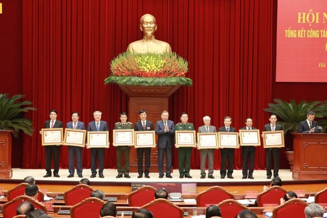 مؤتمر يلخص العمل المتعلق بمنع ومكافحة الفساد والهدر والظواهر السلبية خلال فترة المؤتمر الثالث عشر للحزب - الصورة 5. Hội nghị tổng kết công tác phòng, chống tham nhũng, lãng phí, tiêu cực nhiệm kỳ Đại hội XIII của Đảng - Ảnh 5.