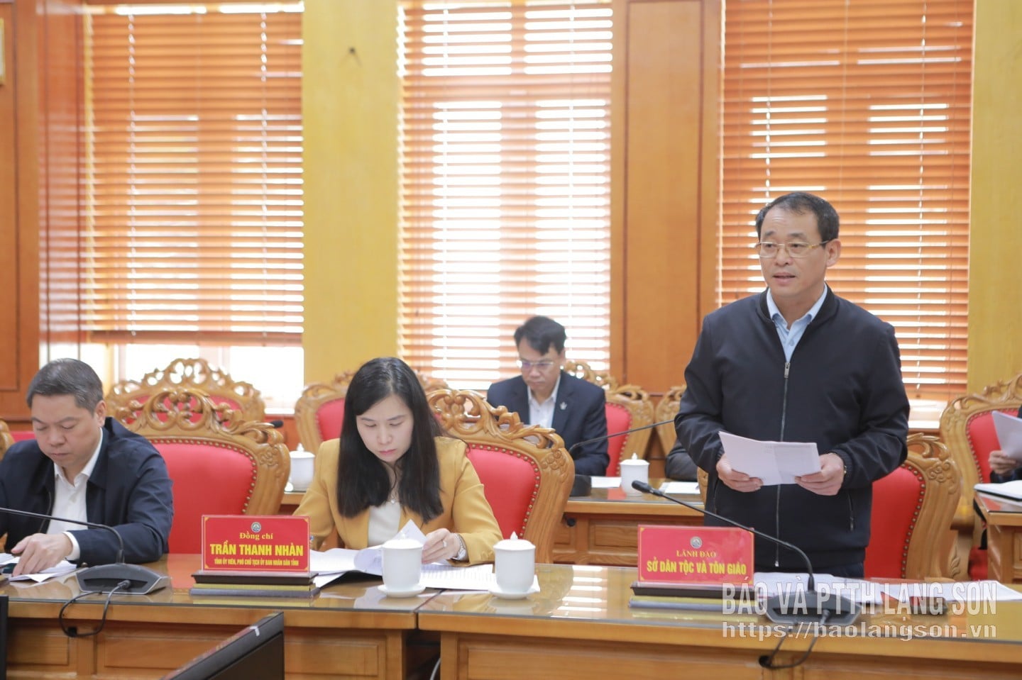 소수민족 및 종교부 부장이 회의에서 보고서를 발표했습니다.