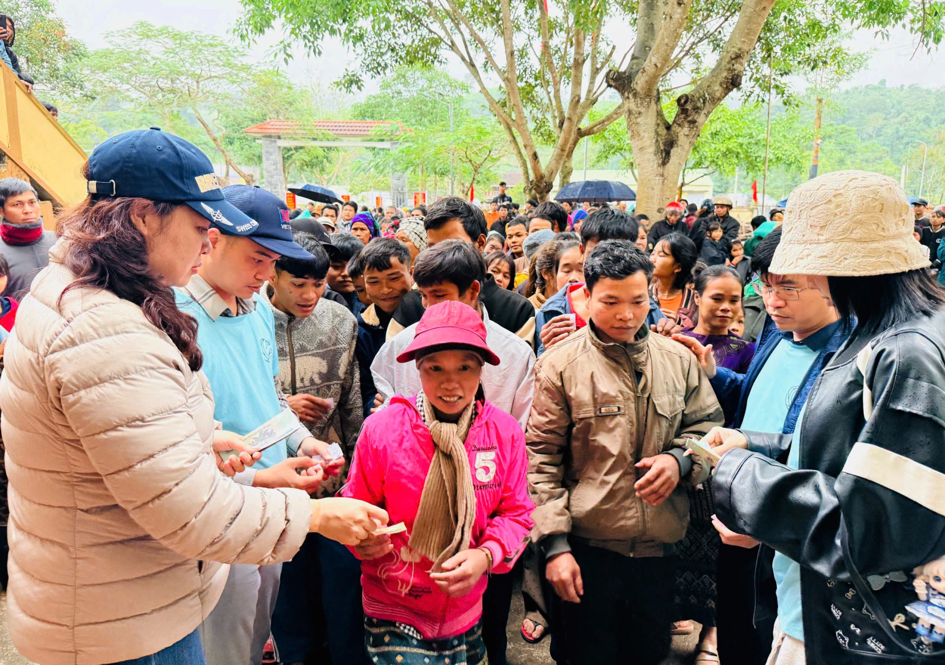 رضاکار گروپ تھونگ ٹریچ کمیون کے رہائشیوں میں تحائف تقسیم کر رہے ہیں - تصویر: T.T