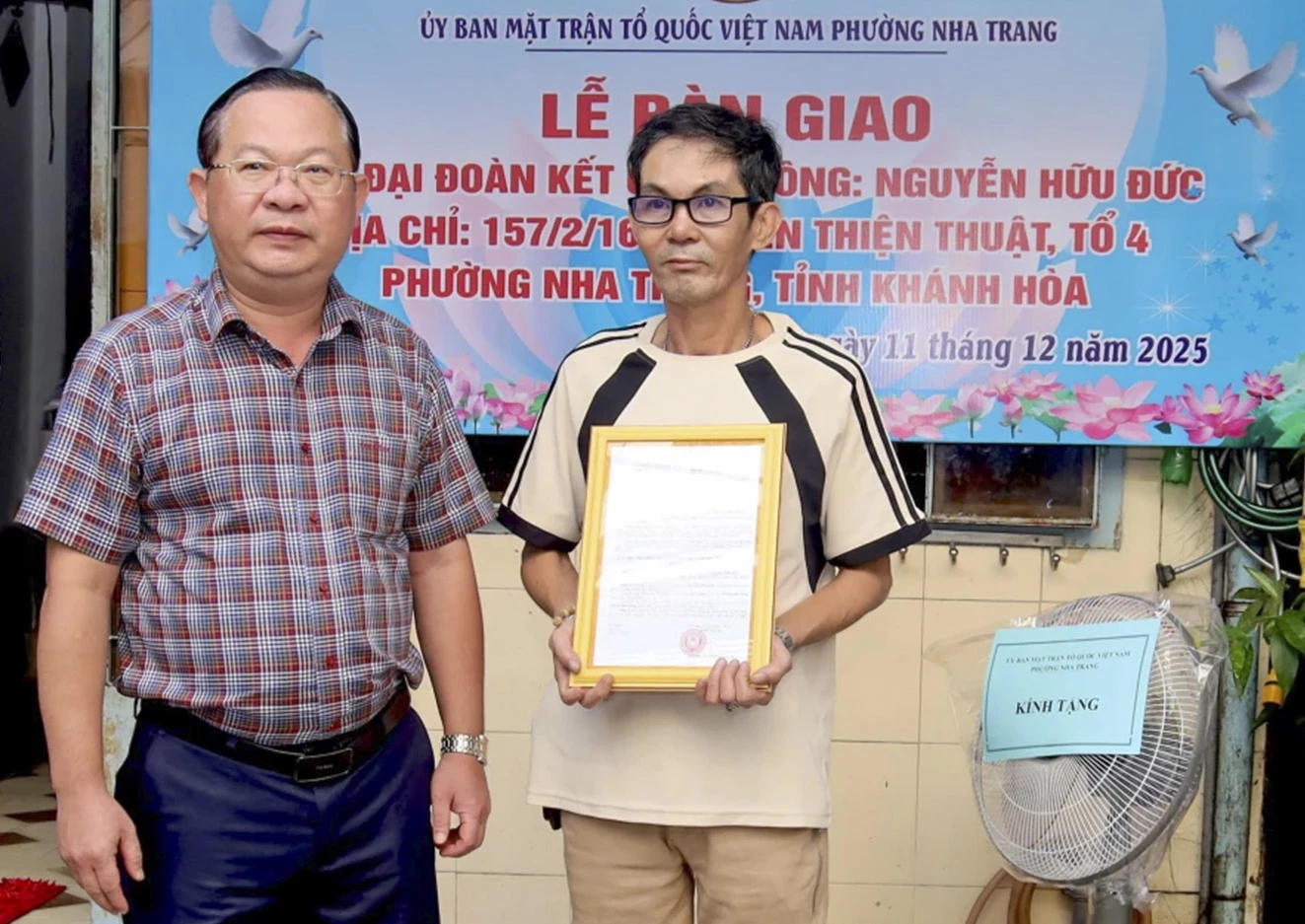 Руководители партийного комитета округа передали отремонтированный дом господину Дюку.