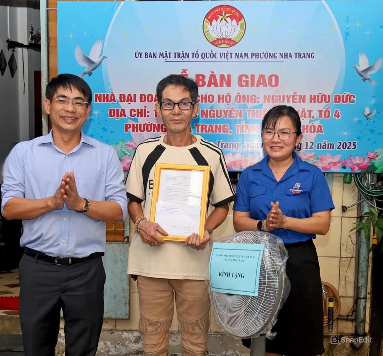 Руководители Народного комитета и Комитета Отечественного фронта Вьетнама в этом районе передали семье г-на Дыка денежные средства и подарки.