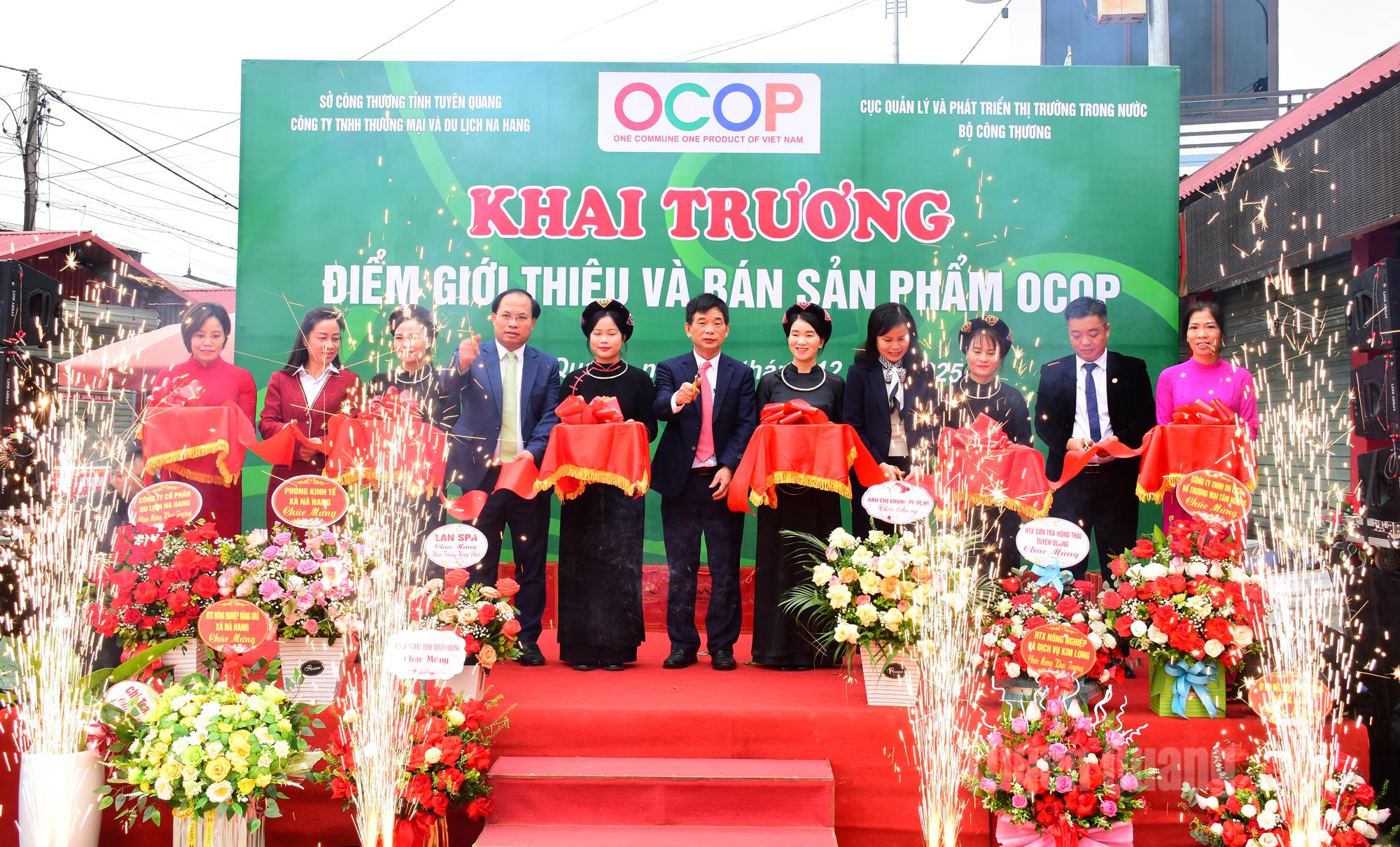 प्रतिनिधियों ने ना हांग कम्यून में ओसीओपी उत्पाद शोरूम और बिक्री केंद्र का उद्घाटन करने के लिए रिबन काटा।