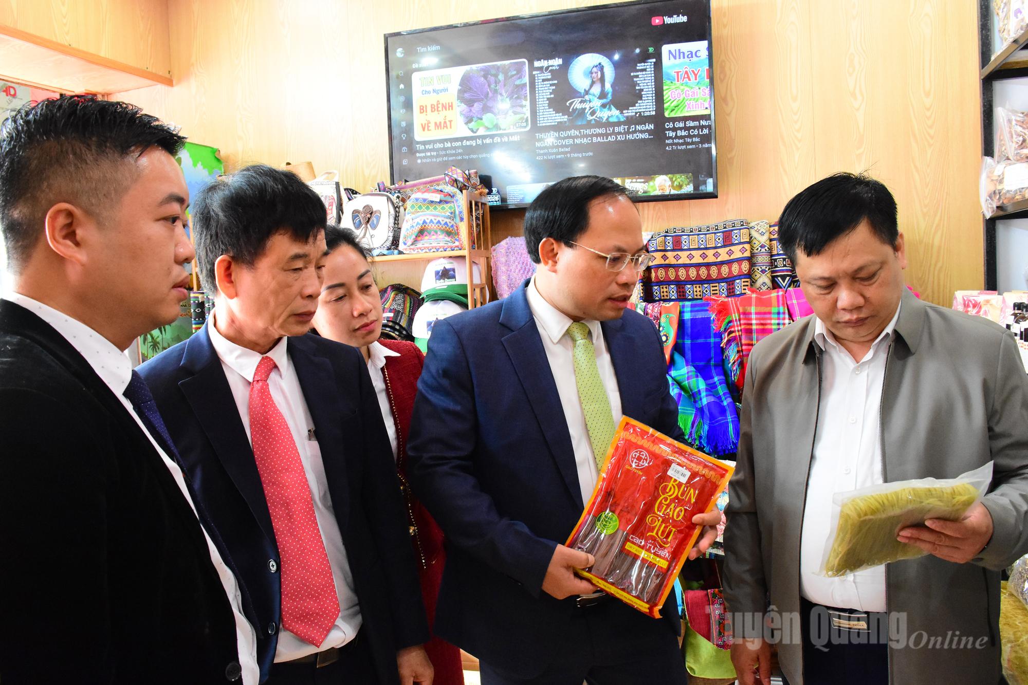 प्रतिनिधि उत्पाद प्रदर्शनी में OCOP उत्पादों के बारे में जानकारी प्राप्त करते हैं।