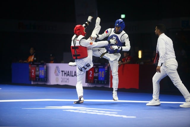 Nguyen Hong Trong : Vaincre la légende des Jeux d'Asie du Sud-Est, remporter la deuxième médaille d'or pour le taekwondo vietnamien - Photo 2. Nguyễn Hồng Trọng: Đánh bại tượng đài SEA Games, đoạt HCV thứ 2 cho taekwondo Việt Nam- Ảnh 2.