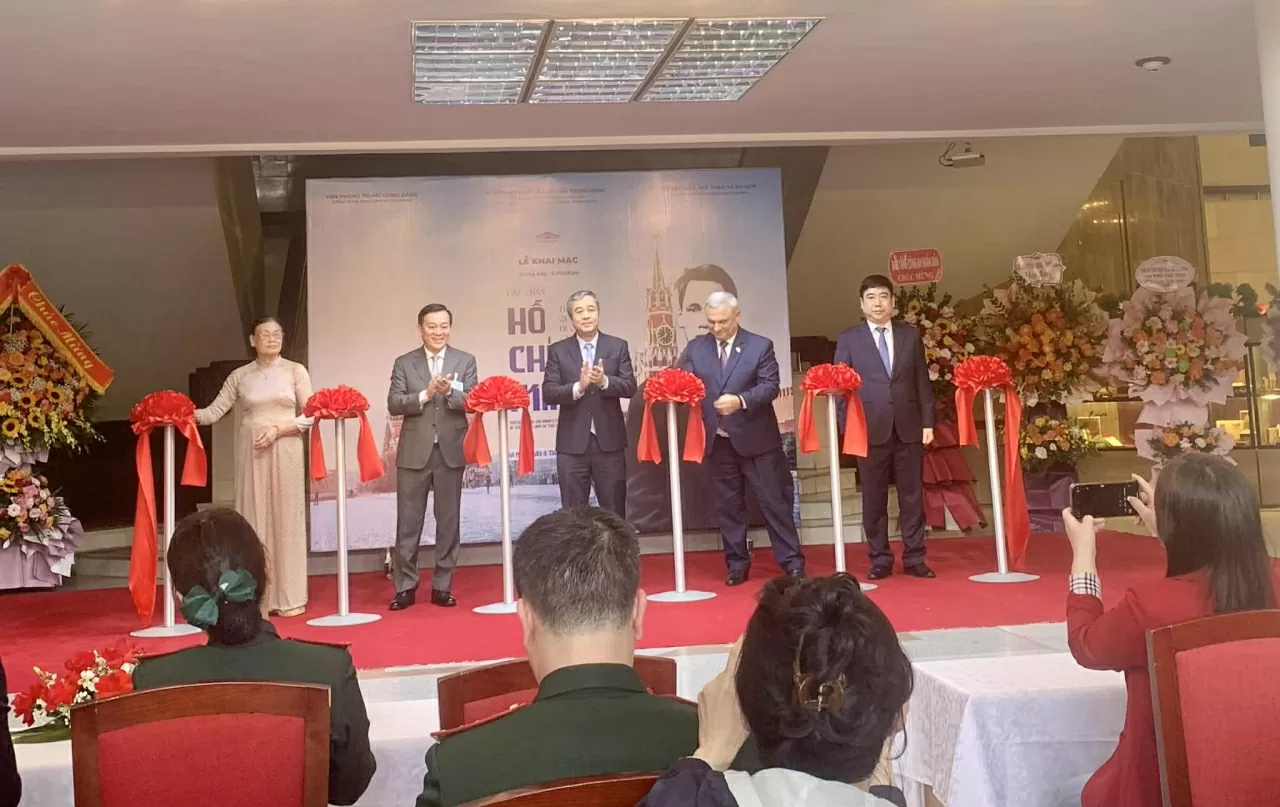 In de voetsporen van president Ho Chi Minh in het thuisland van de Oktoberrevolutie. Theo dấu chân Chủ tịch Hồ Chí Minh trên quê hương Cách mạng tháng Mười