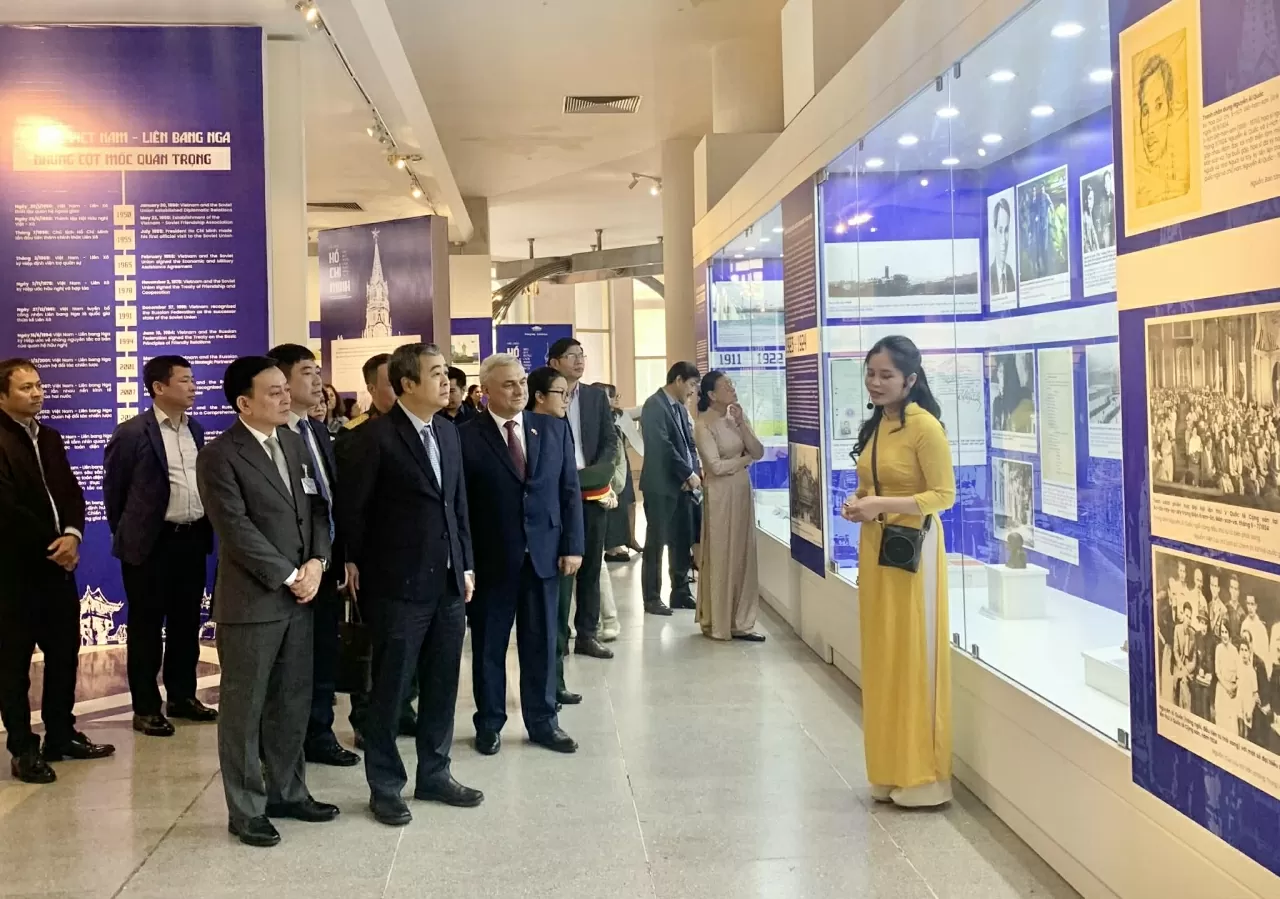 In de voetsporen van president Ho Chi Minh in het thuisland van de Oktoberrevolutie. Theo dấu chân Chủ tịch Hồ Chí Minh trên quê hương Cách mạng tháng Mười