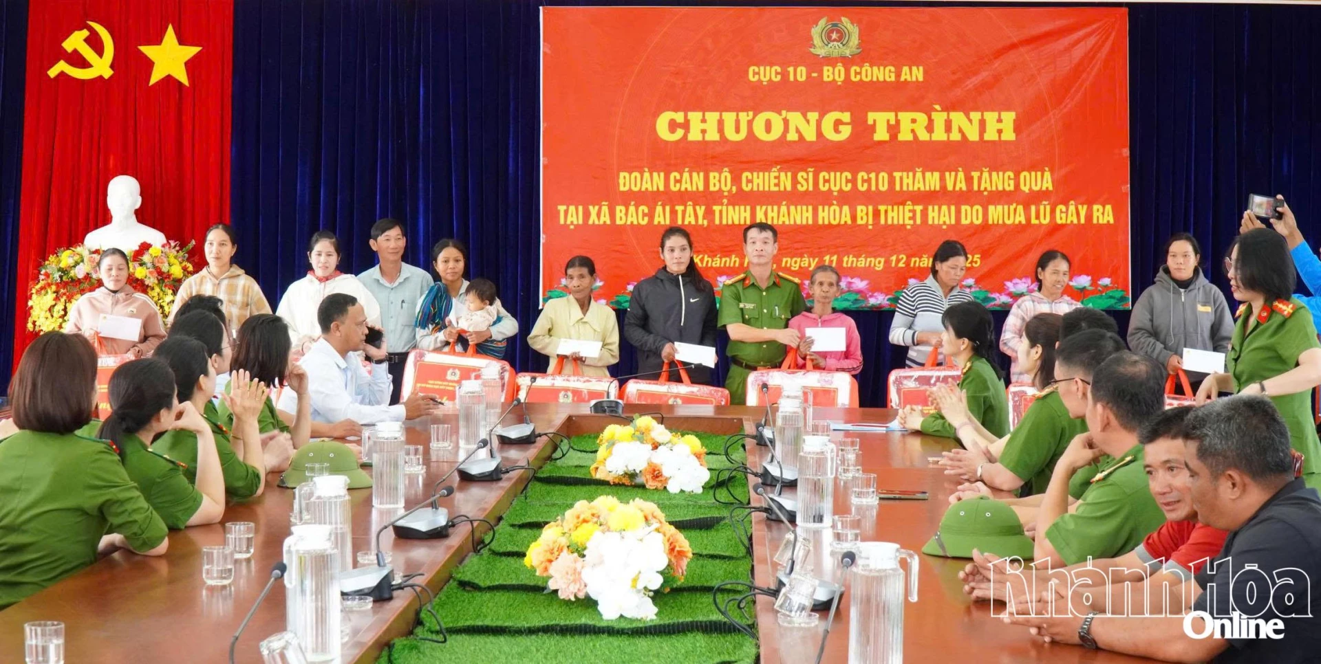 Ledare för Song Cai-fängelset och ledare för Bac Ai Tay-kommunen överlämnade gåvor till lokalbefolkningen.