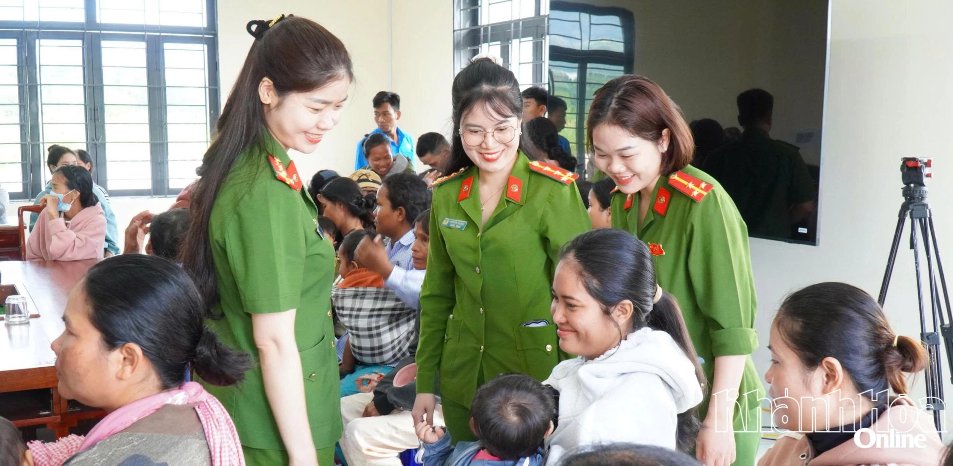 Delegationen besökte och uppmuntrade invånarna i Bac Ai Tay kommun.
