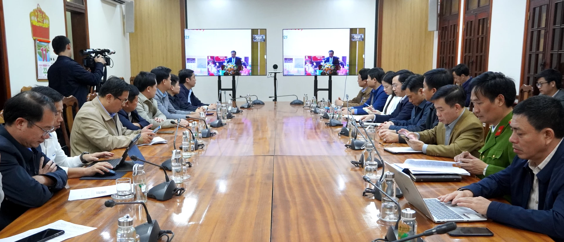 کوانگ ٹری صوبے میں دو مقامات سے آن لائن میٹنگ میں مختلف محکموں اور ایجنسیوں کے نمائندے شامل تھے۔ تصویر: H.Tr