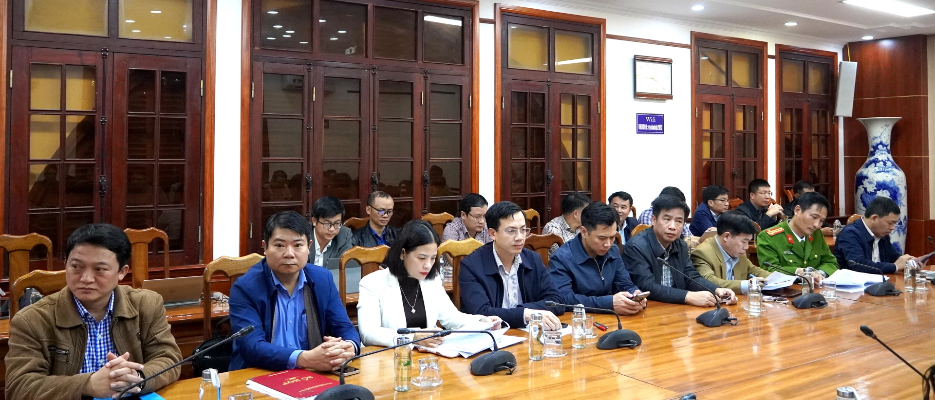 کوانگ ٹرائی صوبے کے مقام پر آن لائن کانفرنس میں شرکت کرنے والے مندوبین۔ تصویر: H.Tr