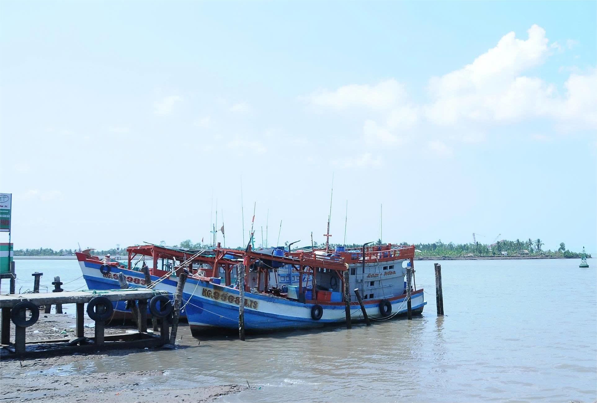 바다를 운항하는 선박은 강풍, 높은 파도, 위험한 기상 조건에 유의해야 합니다. (설명 이미지)