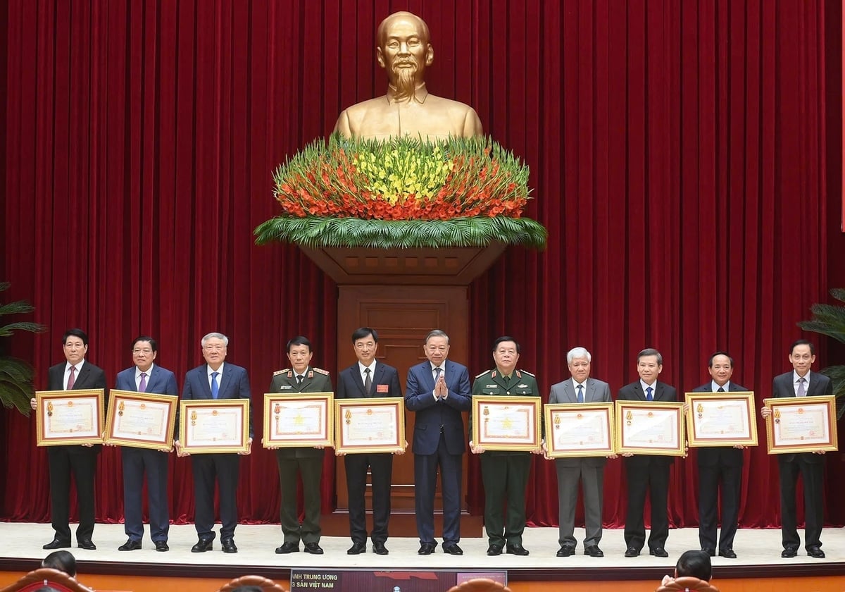 Tổng Bí thư Tô Lâm trao tặng Huân chương Độc lập hạng Nhất, Nhì, Ba; Huân chương Quân công hạng Nhì, Ba cho các lãnh đạo Đảng, Nhà nước, nguyên thành viên Ban Chỉ đạo Trung ương về phòng, chống tham nhũng, lãng phí, tiêu cực. Ảnh: VGP.
